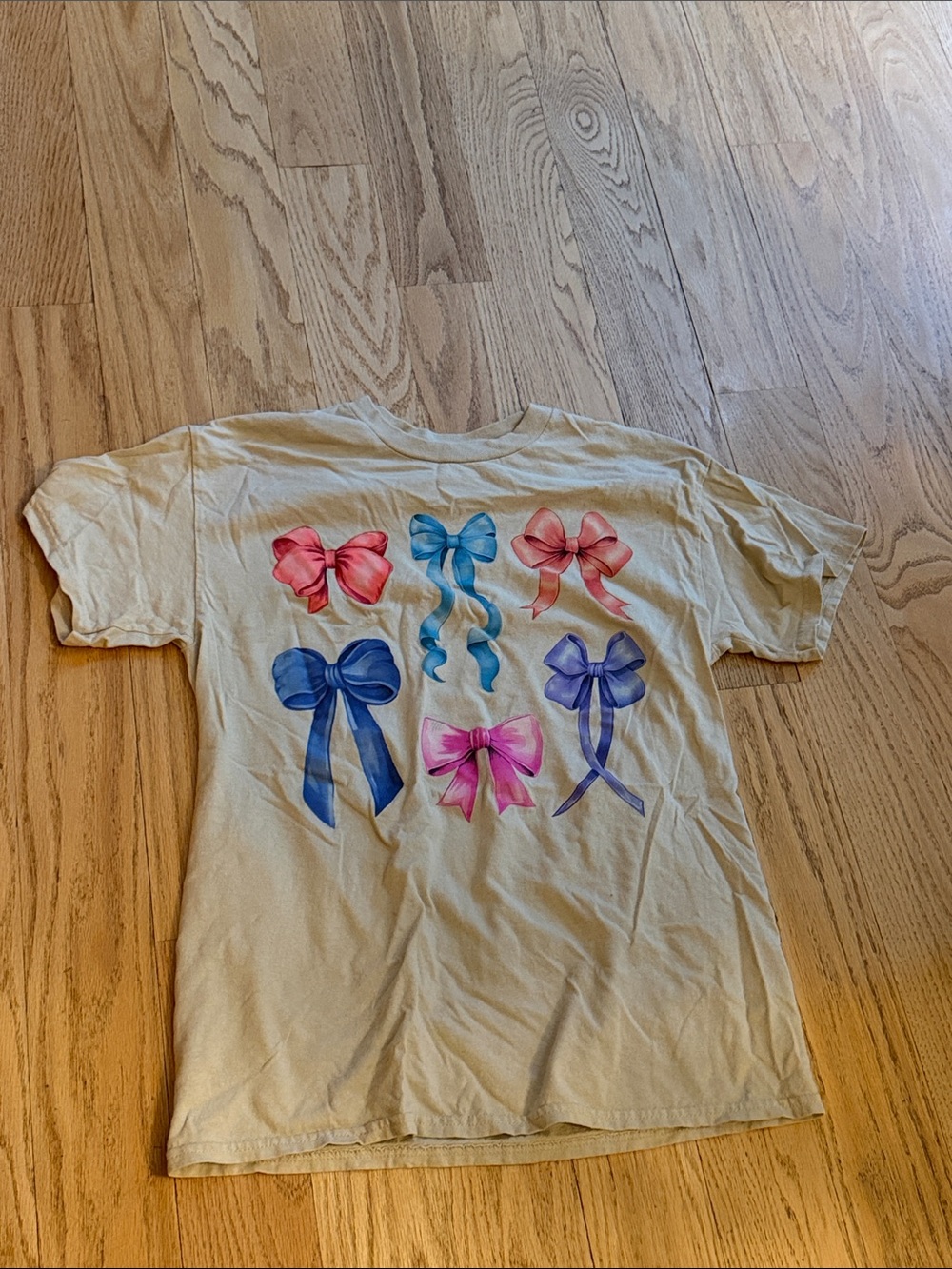 Cream Short Sleeve Tee with Colorful Bow Motif